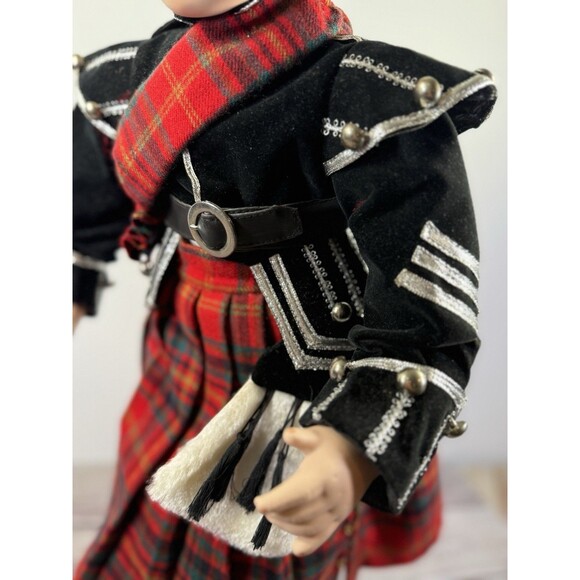 William Tung TUSS Series 22" Porcelain Doll Scottish Outfit Heterochromia Rare - Picture 6 of 13